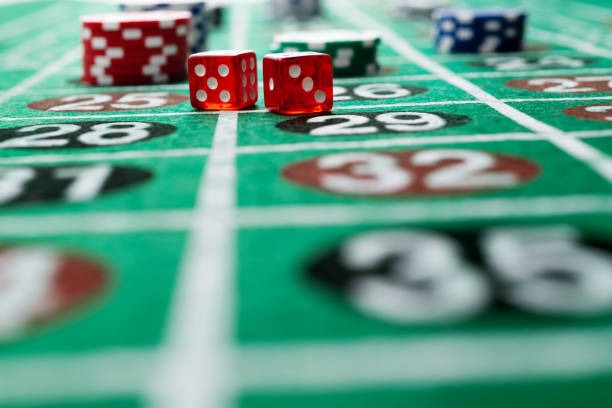 Live Capsa Susun table with players arranging cards and dealer on camera